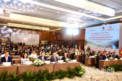 At the meeting (Photo: baoninhbinh.org.vn)