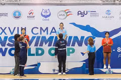 Vietnamese Nguyen Tran San San (top podium) and two teammates at the victory ceremony of the girls' 12-17 year-old 1.500m surface at the 18th CMAS Finswimming World Cup 2024 Round 4 in Phuket, Thailand (Photo: HCMC Finswimming)