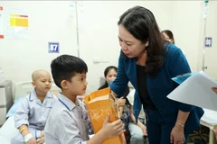 Vice State President Vo Thi Anh Xuan presents gifts to children patients at the Hanoi-based National Institute of Hematology and Blood Transfusion. (Photo: VNA)