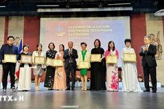 Enterprises with great contributions to promoting the Vietnamese corporate culture are honoured at the forum. (Photo: VNA)