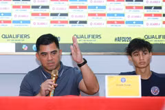 Coach Dominic Tacadina of U20 Guam aims to beat the Vietnamese team in Group A of the 2025 AFC U20 Asian Cup qualifiers. (Photo: vtcnews.vn)