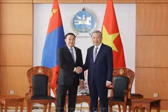 General Secretary of the Communist Party of Vietnam Central Committee and State President To Lam (R) and Mongolian Chairman of the Parliament Dashzegve Amarbayasgalan in a meeting on September 30 (Photo: VNA) 