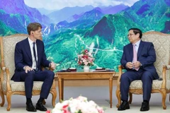 Prime Minister Phạm Minh Chinh (R) receives Robert Maersk Uggla, Chairman of A.P. Moller Holding (APM Holding) (Photo: VNA)