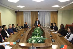 Vietnamese Ambassador to Russia Dang Minh Khoi speaks at a working session with representatives of the Vietnamese community in Kazan city, the Republic of Tatarstan, on September 25. (Photo: VNA)
