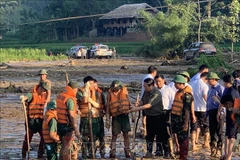 Prime Minister Pham Minh Chinh during his on-site inspection of the search and rescue operation in Lao Cai province's Lang Nu village, which was hit by a devastating landslide that buried 37 households and left 95 people dead or missing, on September 12 afternoon. (Photo: VNA)
