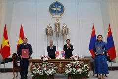 Visiting General Secretary of the Communist Party of Vietnam Central Committee and State President To Lam and Mongolian President Ukhnaagiin Khurelsukh witness the signing of an MOU between the Ministry of Culture, Sports and Tourism and Mongolian Ministry of Culture, Sports, Tourism, and Youth. (Photo: VNA)