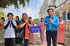 Representatives of Ben Tre province, the YMCA Vietnam Social Co. Ltd. and Singapore’s Institute of Technical Education (ITE) at the inauguration of the school yard. (Photo: VNA)