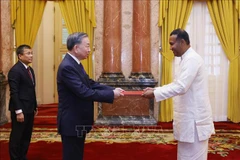 Sri Lankan Ambassador Poshitha Perera (R) presents his credentials to Party General Secretary and State President To Lam in Hanoi on September 17. (Photo: VNA)
