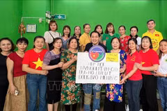 Representatives of the Vietnamese Association in Macau in a group photo with the token of their fund raised for victims of Typhoon Yagi in Vietnam (Photo: VNA)
