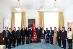 National Assembly Vice Chairwoman Nguyen Thi Thanh (in red) and Speaker of the New Zealand Parliament Gerry Brownlee in a group photo. (Source: VNA)