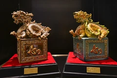 Bat Trang ceramic golden imperial seals debut ahead of Tet