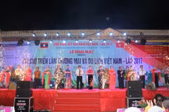 Vietnam-Laos trade, tourism fair opens in Son La