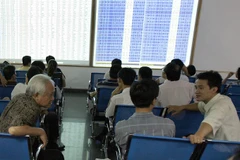 VN Index ends positive on bank stocks