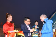 Hanoi gives warm welcome to first foreign visitors of 2017