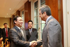 Deputy PM Vuong Dinh Hue meets WTO leaders