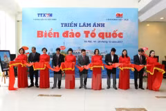 Photo exhibition features sea, islands in Hanoi