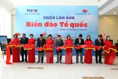 Photo exhibition features sea, islands in Hanoi