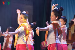 Folk music, fashion show in celebration of Vietnam-Laos ties