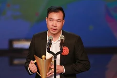 Hoang Xuan Vinh receives Cup of Victory as best athlete