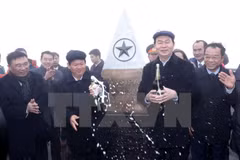 President attends flag hoisting ceremony on Fansipan peak