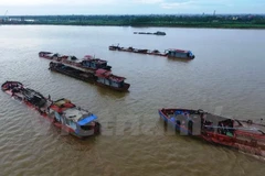 Illegal sand mining damages Hanoi’s dyke