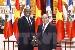Prime Minister Nguyen Xuan Phuc greets Haitian Senate President 