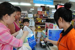 Experts: Cashless economy target too high