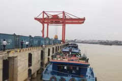 Vinalines Container launches first lighterage service in northern region
