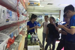 HCM City residents race to beat heat