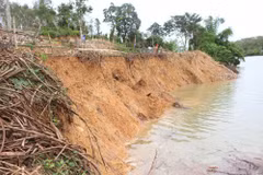 Quang Binh residents worried about riverbank erosion
