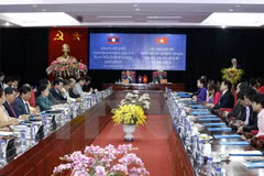 Lao NA President meets Lao students in Son La