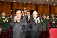 Lao leader talks with former Vietnamese volunteer soldiers
