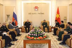 General staff chief Phan Van Giang meets Russian naval commander