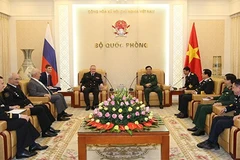 General staff chief Phan Van Giang meets Russian naval commander