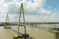 Lao Deputy PM Sonexay Siphadone continues Mekong delta tour