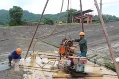 Experts: Nui Coc Lake dam leaks pose danger to thousands