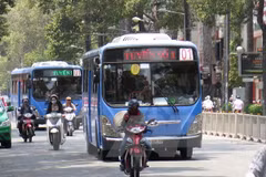 HCM City trials digital signboards at bus stops
