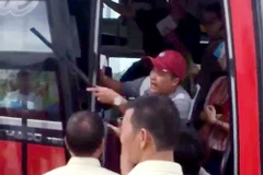  Bus assistant fired for insulting foreign tourists