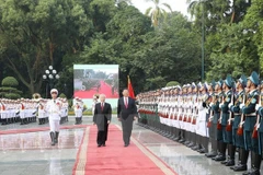 Party chief chairs welcome ceremony for Xi Jinping 
