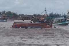 Boat capsizes, 2 killed in Nghinh Ong fest tragedy