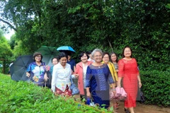 Vice NA Chairman greets former Vietnamese teachers in Thailand