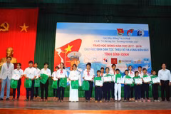 Scholarships presented to students in Binh Dinh