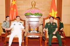 Army top official receives Chinese naval commissar