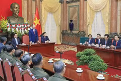 President receives Lao people with contributions to VN revolution