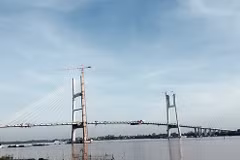Dong Thap: Final sections of Cao Lanh bridge joined