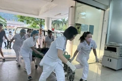 Victims of the mine accident are taken to the Cam Pha general hospital for emergency treatment. (Photo: VNA)