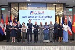Deputy Foreign Minister Do Hung Viet (5th from left) in a group photo at the ASEAN Senior Officials' Meeting, (Photo: VNA)