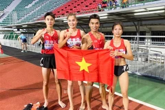 Nguyen Xuan Quang, Quach Thi Lan, Le Ngoc Phuc and Le Thi Tuyet Mai (from left to right) pose for photo after winning their bronze at the Asian Relay Championship on May 20 in Bangkok, Thailand. (Photo: webthethao.vn)