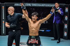 Nguyen Tran Duy Nhat is announced the winner of the flyweight match against Johan “Jojo” Ghazali at the ONE Championship 167 event on June 8 in Bangkok, Thailand. (Photo: webthethao.vn)