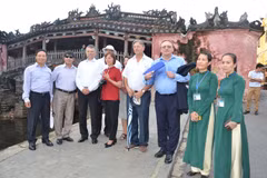 Representatives of twin cities - Hoi An and Szentendre, Hungary - share a photo at the Japanese Bridge in the ancient town. (Photo: VNA)